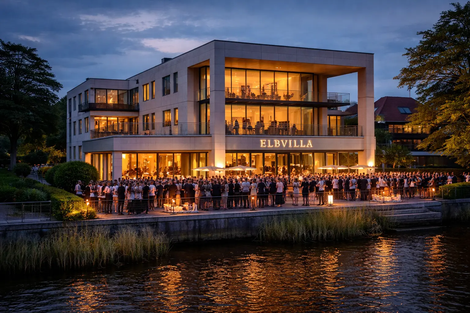 Beleuchtete Villa am Elbufer am Abend, Schriftzug Elbvilla über dem Eingang